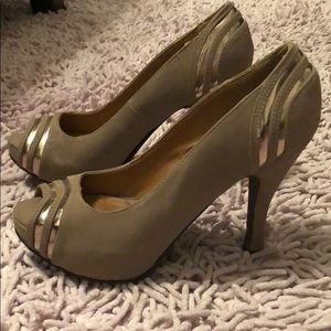 NUDE HEELS. Size 7